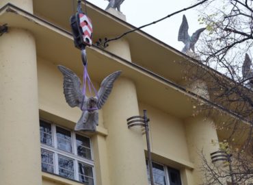 Na budovu Starého divadla sa vrátia zreštaurované sochy sokolov: Časť cesty bude uzavretá