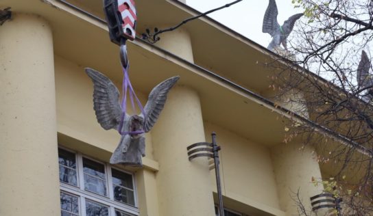 Na budovu Starého divadla sa vrátia zreštaurované sochy sokolov: Časť cesty bude uzavretá