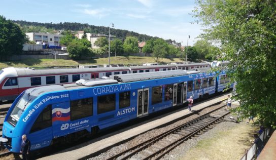 Do Nitry dorazil prvý vodíkový vlak. Záujemcovia sa mohli prihlásiť na skúšobnú jazdu