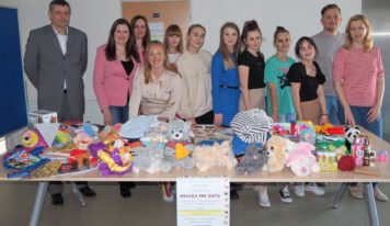 Katedra UKF zorganizovala charitatívnu akciu Hračka pre dieťa