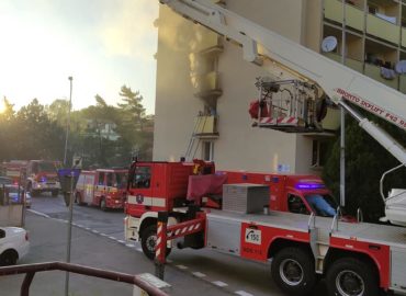 Aktualizované: Príčina požiaru v dome na ulici Janka Kráľa je v štádiu vyšetrovania. Polícia začala s trestným stíhaním