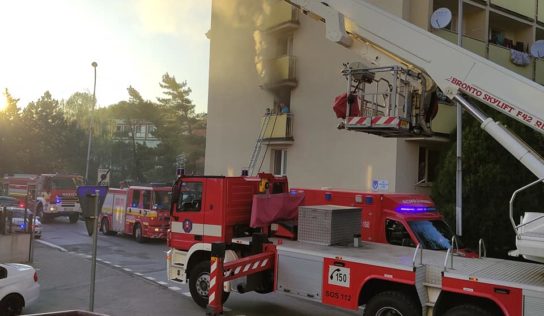 Aktualizované: Príčina požiaru v dome na ulici Janka Kráľa je v štádiu vyšetrovania. Polícia začala s trestným stíhaním