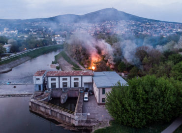 V nitrianskom parku vznikol požiar. Hasiči po príchode zistili, že ohnísk je viac