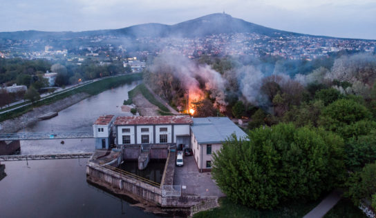 V nitrianskom parku vznikol požiar. Hasiči po príchode zistili, že ohnísk je viac