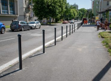 Na Párovciach pribudli bezpečnostné stĺpiky, dôvodom sú vodiči áut parkujúci na chodníkoch