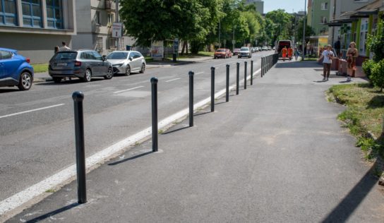 Na Párovciach pribudli bezpečnostné stĺpiky, dôvodom sú vodiči áut parkujúci na chodníkoch