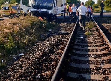 Pri Nitre sa zrazilo nákladné auto a vlak. Zranené boli tri osoby