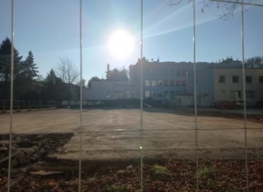 Priestor za CVČ Domino má byť doplnený o mobiliár a zeleň. Strážiť ho bude kamerový systém