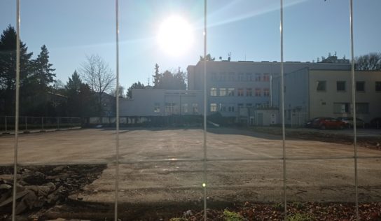 Priestor za CVČ Domino má byť doplnený o mobiliár a zeleň. Strážiť ho bude kamerový systém