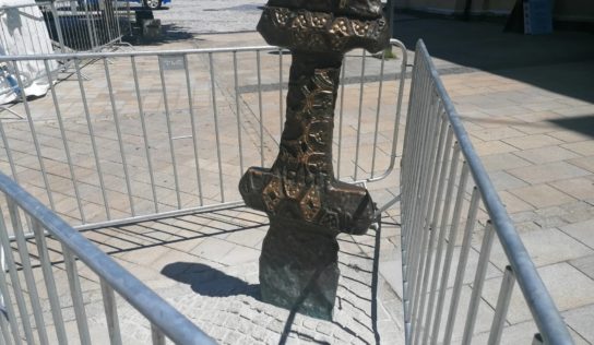 Zlomený meč po oprave vrátili na jeho pôvodné miesto