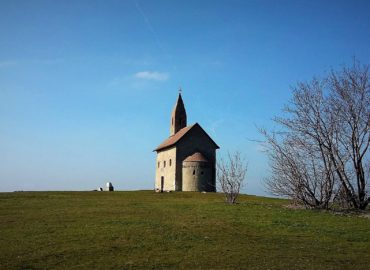 Pred silvestrovskými oslavami si môžete vychutnať ľahšiu turistiku výstupom na Dražovský kostolík