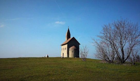 Pred silvestrovskými oslavami si môžete vychutnať ľahšiu turistiku výstupom na Dražovský kostolík