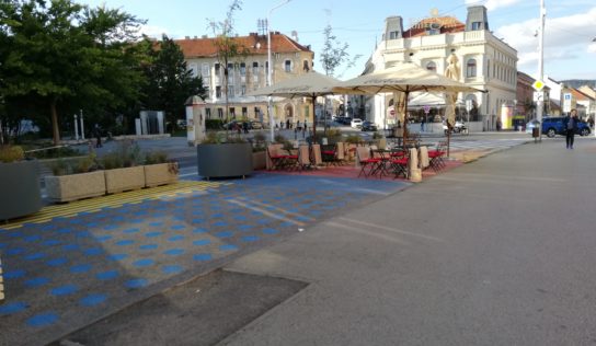S parkletom má mesto plány aj počas zimy. Za použitými farbami tajomstvo nehľadajte