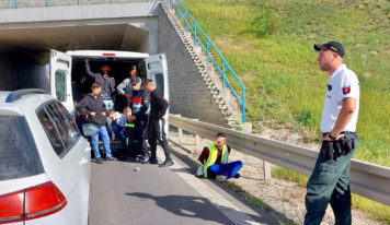 Policajnú naháňačku ukončili až výstrely, v dodávke našli 21 nelegálnych migrantov