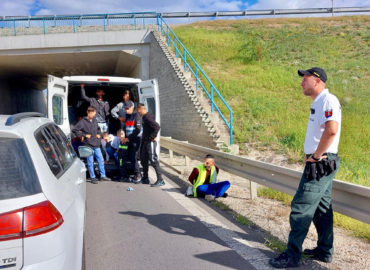 Policajnú naháňačku ukončili až výstrely, v dodávke našli 21 nelegálnych migrantov