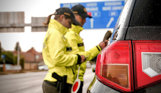 So zadržaným vodičákom, pod vplyvom alkoholu a s trojročným dieťaťom v aute spôsobila nehodu