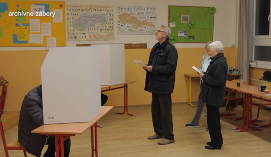 Voľby 2022: V Nitre sa tvoria dlhé rady pred volebnými miestnosťami