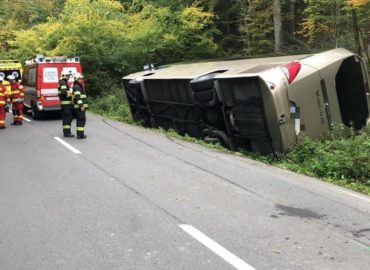 Zájazdový autobus s takmer tridsiatkou cestujúcich skončil  prevrátený mimo cesty