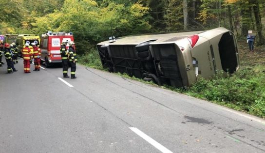 Zájazdový autobus s takmer tridsiatkou cestujúcich skončil  prevrátený mimo cesty