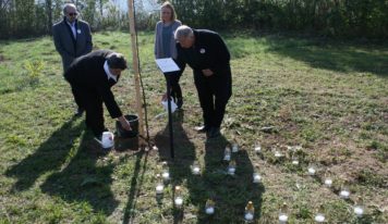 V obci Veľké Lovce vysadili spomienkovú lipu pre obete pandémie