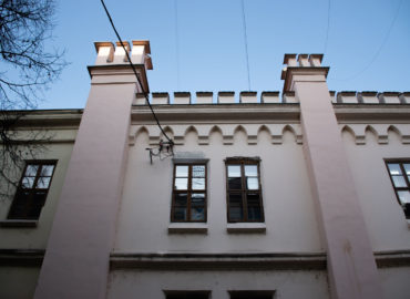 Na budove Mestskej tržnice pokračuje výmena okien. Dočasne budú použité plastové náhrady