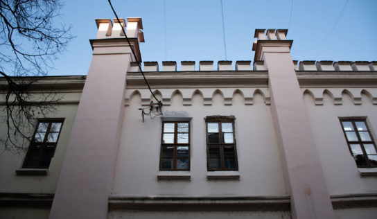 Na budove Mestskej tržnice pokračuje výmena okien. Dočasne budú použité plastové náhrady