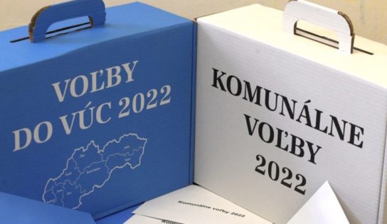 Dvoje obálky – dvoje hlasovacie urny. Prilákajú prvé spojené voľby k urnám viac voličov?