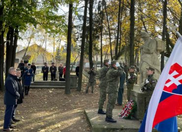 (FOTO+VIDEO) Deň vojnových veteránov si dnes pripomenuli aj v Nitre na Vojenskom cintoríne