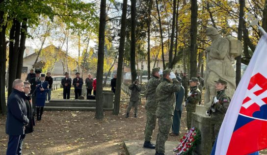 (FOTO+VIDEO) Deň vojnových veteránov si dnes pripomenuli aj v Nitre na Vojenskom cintoríne