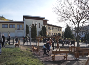 Deti z Klokočiny majú na trávenie voľného času nové ihrisko