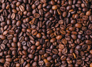 Milovníci čierneho moku sa naučia, ako si upražiť svoju vlastnú kávu