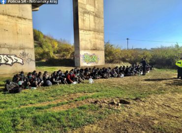 Policajti dnes pri Nitre zadržali takmer 100 migrantov. Vodič dodávky sa pokúsil ujsť do poľa
