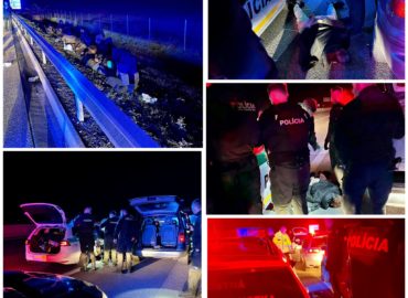 Polícia v noci zadržala ďalšieho prevádzača s autom plným migrantov