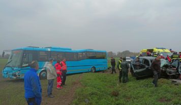 Zrážku autobusu a osobného auta medzi obcami neprežil mladý vodič