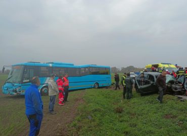 Zrážku autobusu a osobného auta medzi obcami neprežil mladý vodič