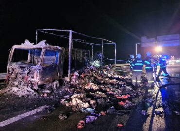 Nákladné auto s oblečením zhorelo do tla