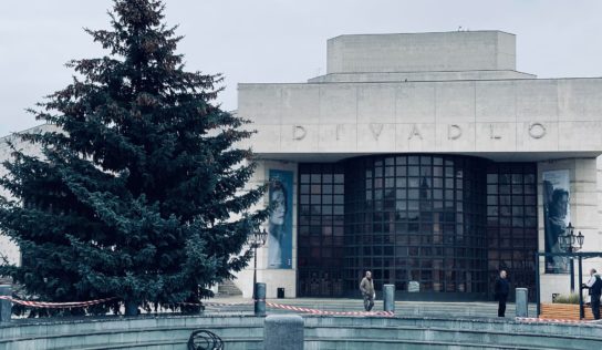 Na námestí už stojí vianočný stromček. Na otvorenie trhov si ešte počkáme