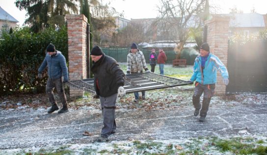 Mesto odstránilo nelegálny plot v parku, náklady si bude vymáhať