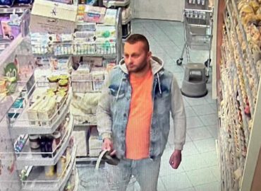 Polícia hľadá svedkov krádeže v Nitre. Osoba si odniesla z drogérie lup za stovky eur