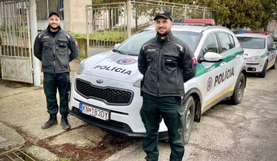 Policajti zachránili seniora z horiaceho domu. Hrozil výbuch