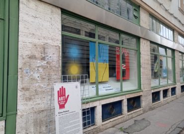 365. Čo deň vojny, to plagát. Obdobie výročia pripomína výstava vo výklade
