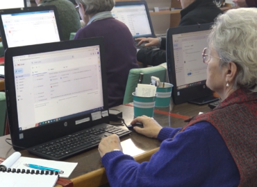 Seniori sa na kurzoch v knižnici učia pracovať s technológiami