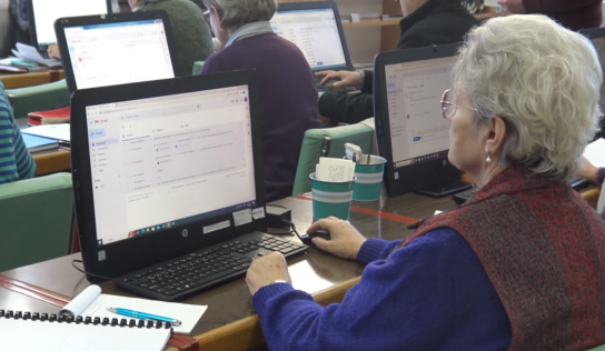 Seniori sa na kurzoch v knižnici učia pracovať s technológiami