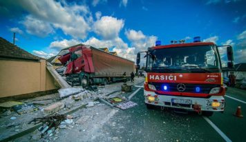 Nákladné auto len o kúsok minulo ľudí čakajúcich na zastávke