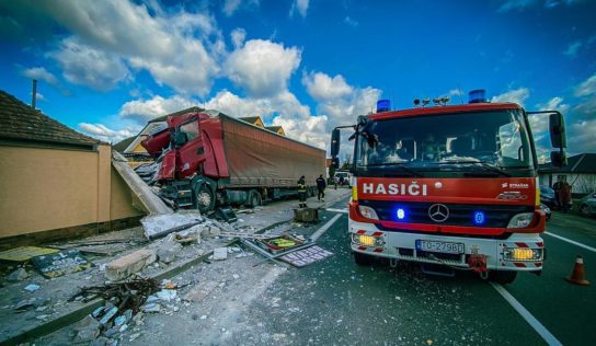 Nákladné auto len o kúsok minulo ľudí čakajúcich na zastávke