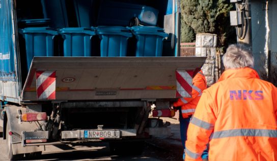 Nitrianske komunálne služby začínajú s distribúciou modrých nádob na papierový odpad