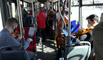 Do mestských autobusov sa po roku vráti živá hudba