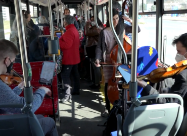 Do mestských autobusov sa po roku vráti živá hudba