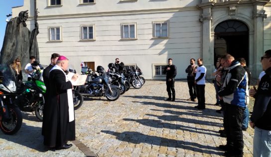 Motorkári z Nitrianskej diecézy s požehnaním biskupa absolvujú Cyrilo-metodskú cestu
