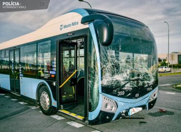 Zrážka autobusu a osobného auta